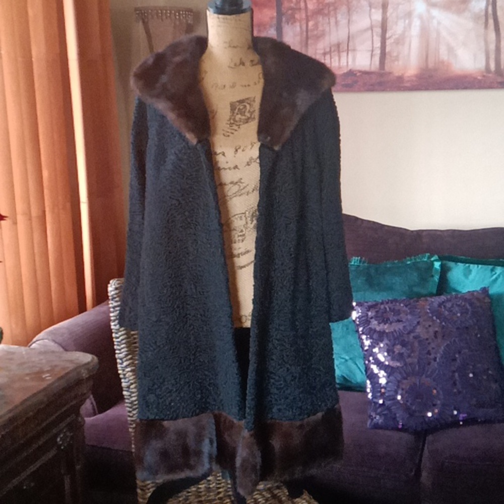 Vintage black curly Lamb 🐑 mink collar coat